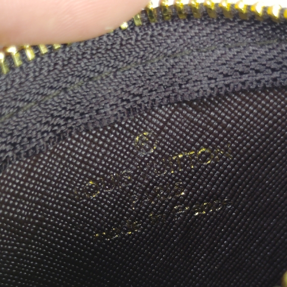 Monogramed Credit Card And Key Chain Case. - Picture 13 of 15